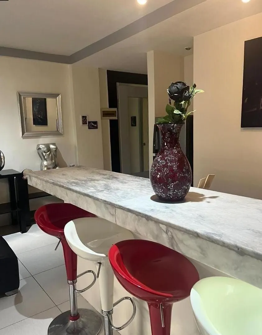 Daire Sheryll Escapes - Kandi Large 1Br With King Bed Netflix And Housekeeping Angeles